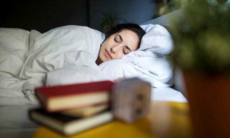 O que acontece no corpo humano durante o sono? Entenda importância de dormir bem